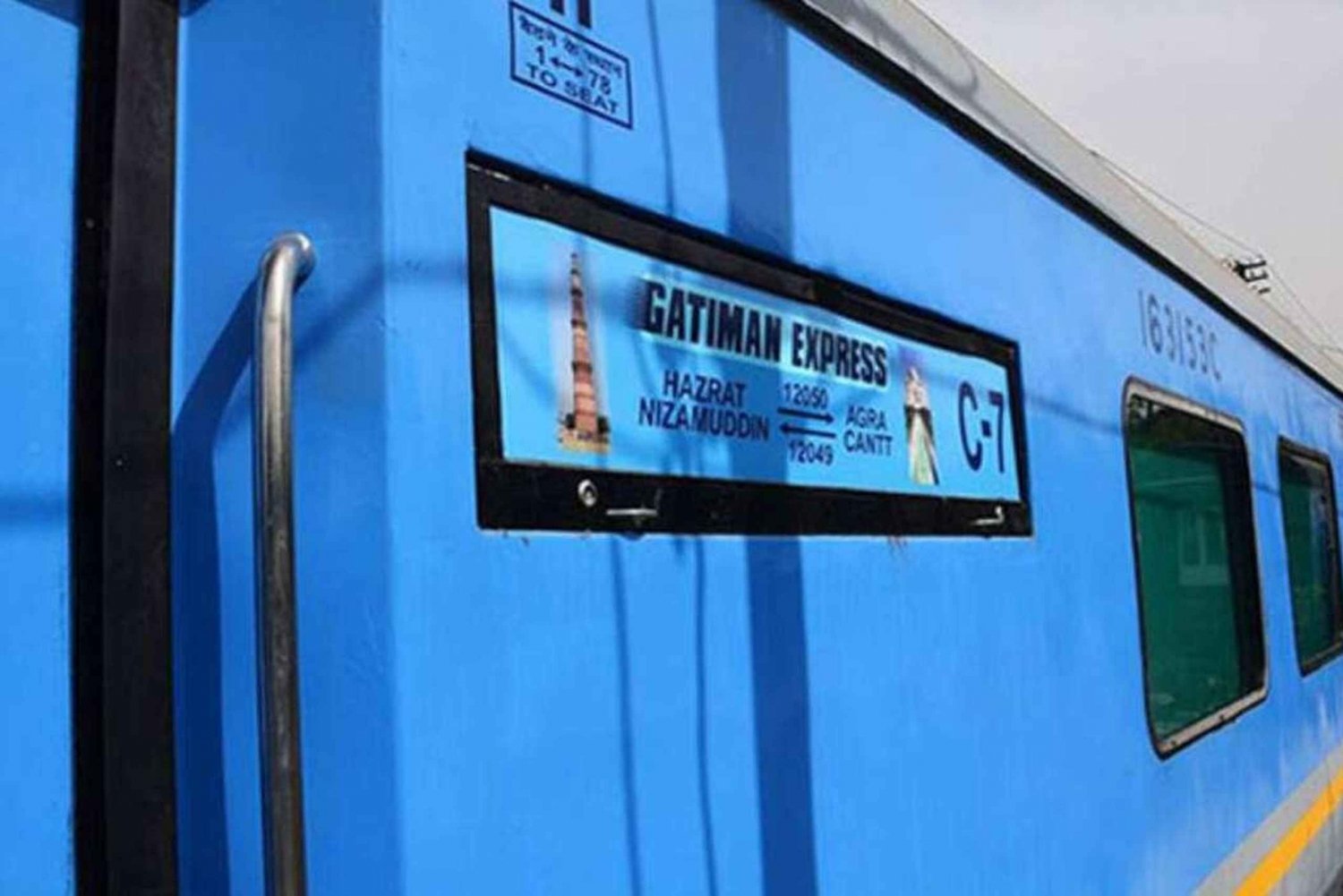 From Delhi: Taj Mahal & Agra Tour by Gatimaan Express Train