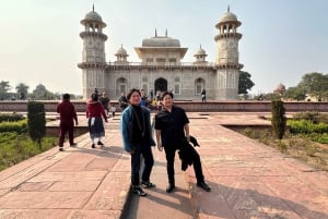 From Delhi: Taj Mahal & Agra Tour by Gatimaan Express Train