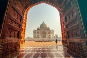 Von Delhi nach Agra: Taj Mahal, Vrindavan & Mathura Tour mit dem Auto