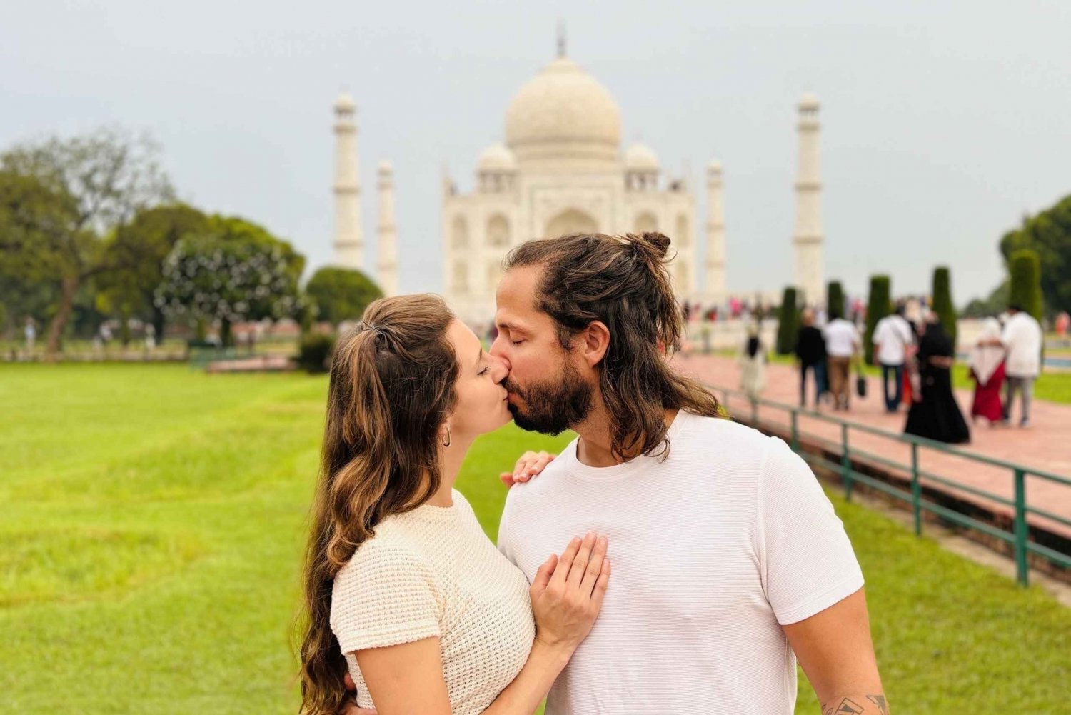 デリーからのタージマハル日帰り旅行（特急列車ガティマーンにて