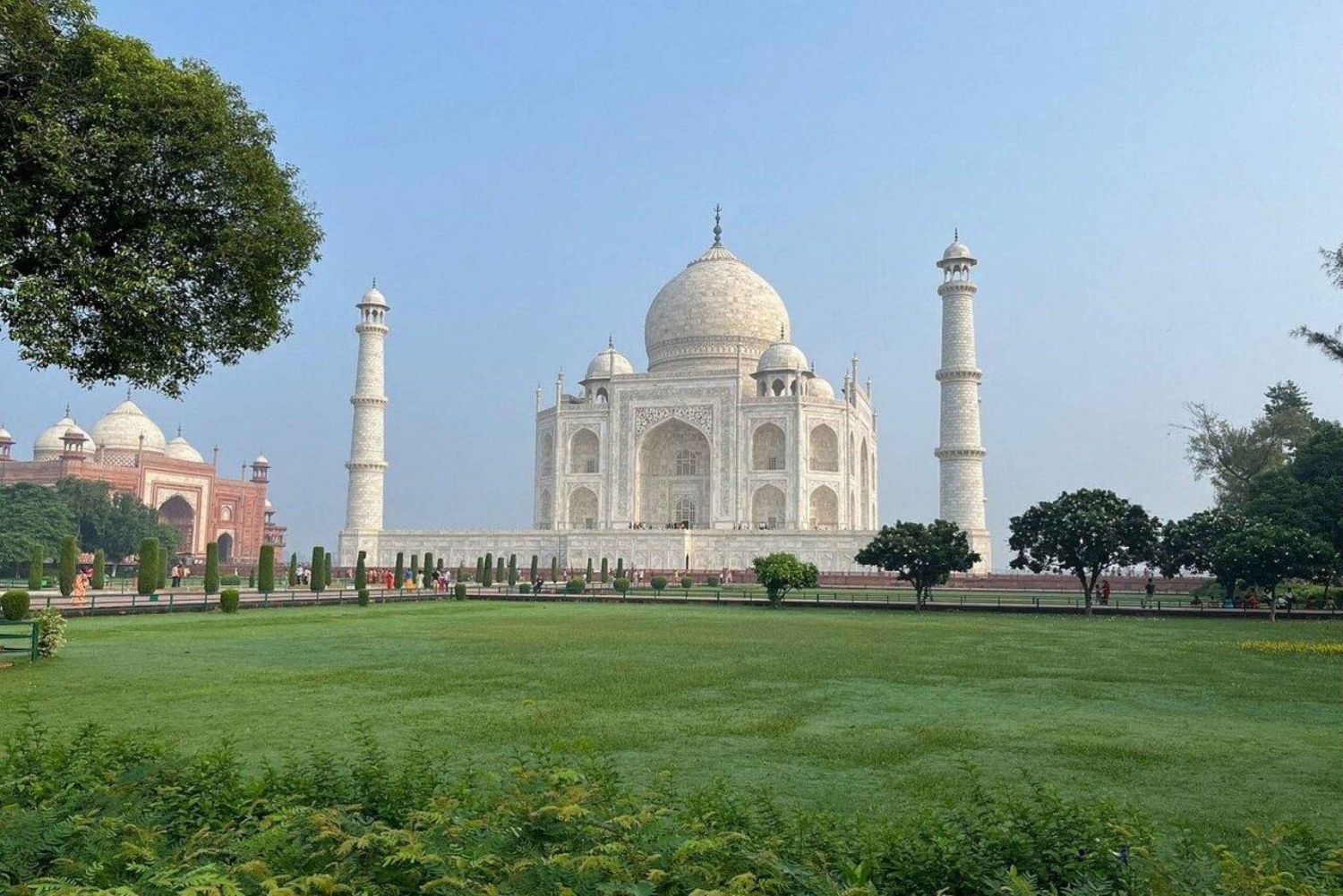 Da Delhi: Tour di un giorno all'alba del Taj Mahal e di Agra con auto privata