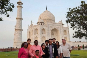 Von Delhi: Sonnenaufgang Taj Mahal & Agra Tagestour mit privatem Auto