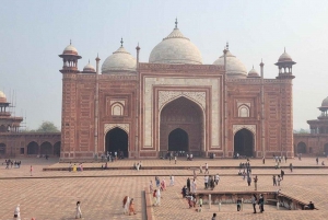 Delhistä: Auringonnousu Taj Mahal & Agra päiväretki yksityisautolla