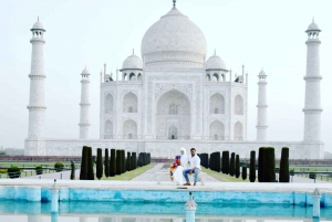 Delhistä: Taj Mahal Sunrise & Agra Day Tour kuljetuksineen