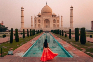 Delhistä: Taj Mahal Sunrise & Agra Day Tour kuljetuksineen