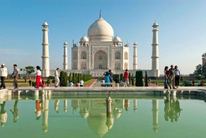 Delhistä: Taj Mahal Sunrise & Agra Day Tour kuljetuksineen