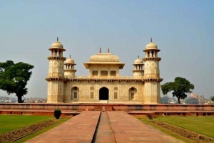 Delhistä: Taj Mahal Sunrise & Agra Day Tour kuljetuksineen