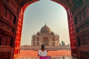 Ab Delhi: Taj Mahal Sunrise Guided Tour mit Abholung vom Hotel