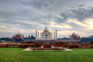 From Mumbai: Private Day Trip to the Taj Mahal