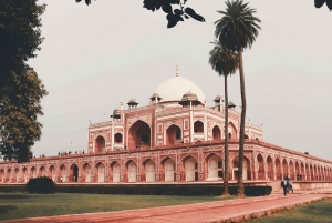 A full-day tour of Old & New Delhi Monument Express Entry