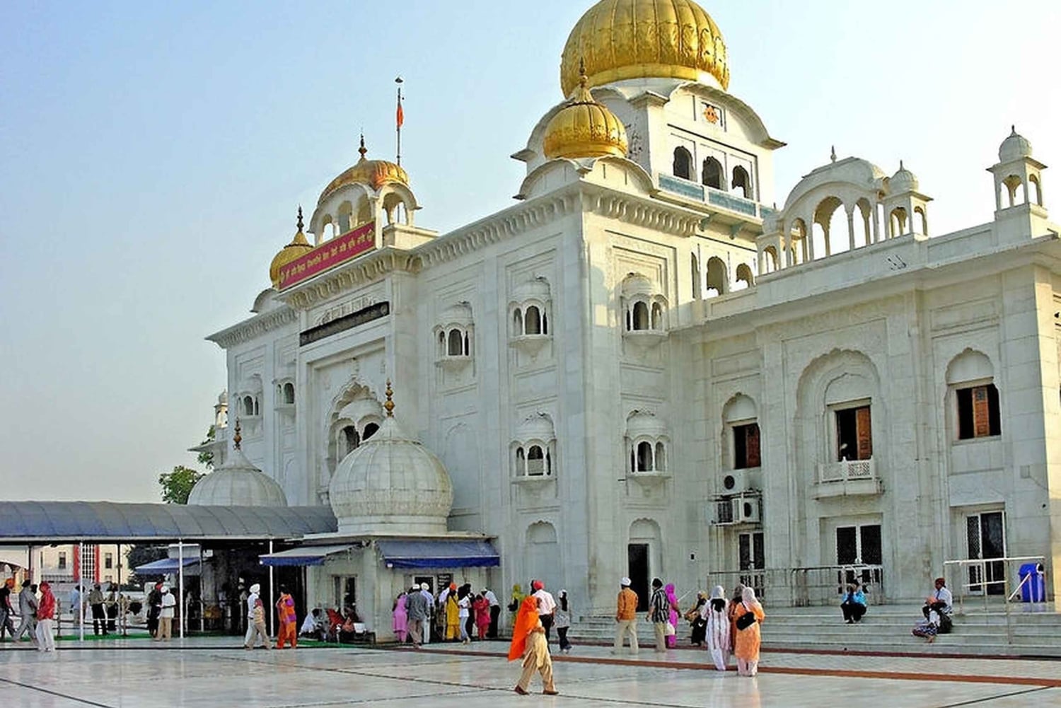 デリーの寺院を巡る半日ツアー（送迎付き）