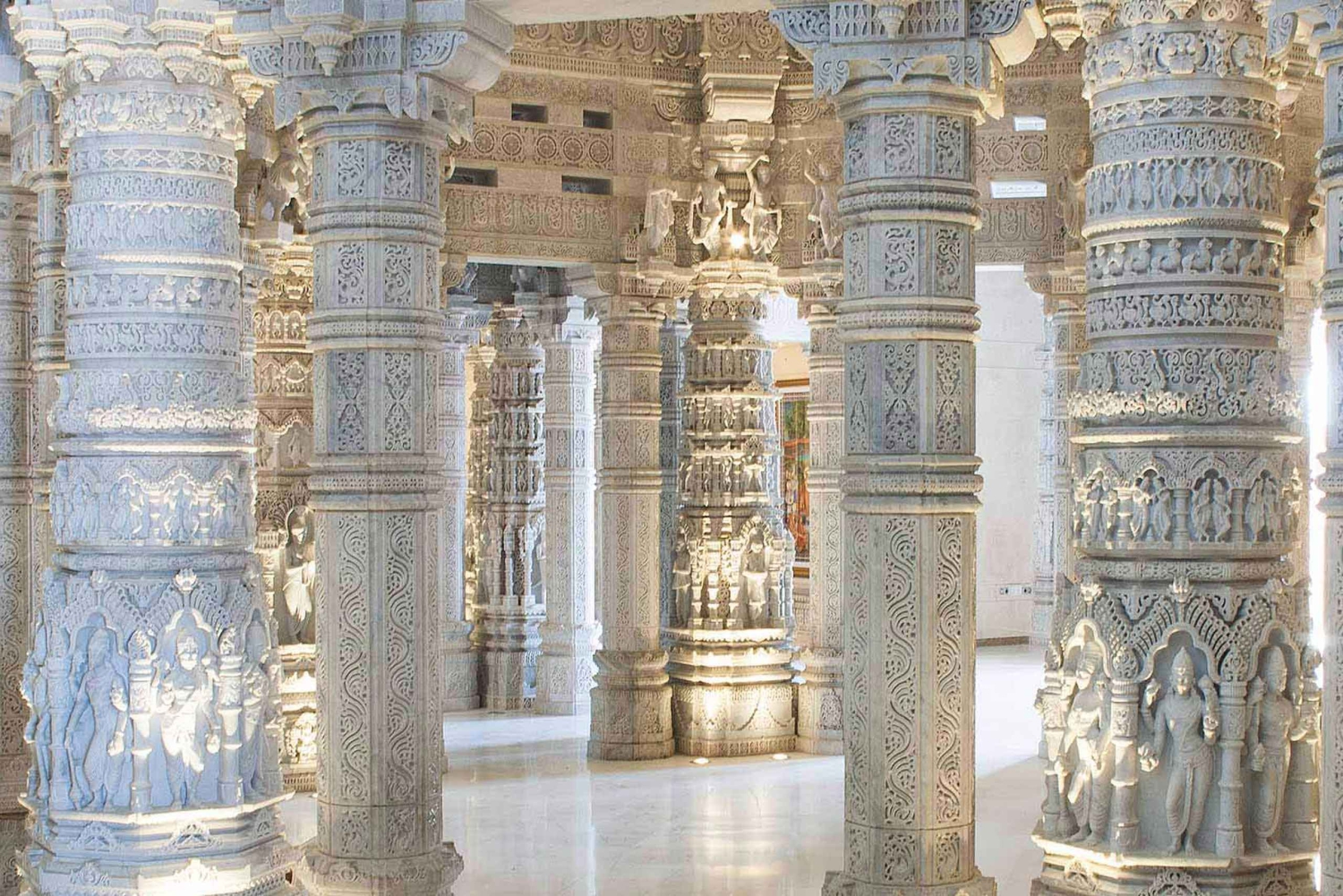 デリーの寺院を巡る半日ツアー（送迎付き）