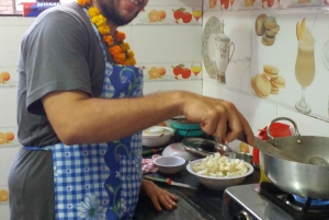 Corso di cucina indiana con mercato delle verdure