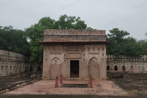 Spacer po parku archeologicznym Mehrauli