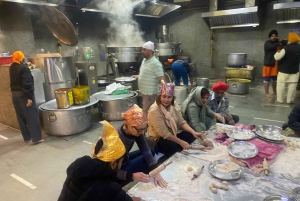 New Delhi: Yökierros Tuk-Tukilla ja kuppi paikallista teetä