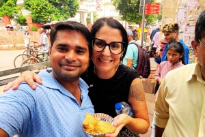 Gatumat och kryddmarknad i Old Delhi