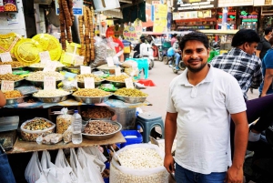 Gatumat och kryddmarknad i Old Delhi