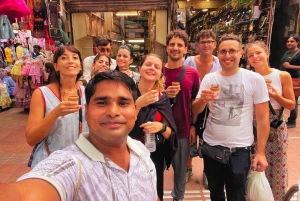 Gatumat och kryddmarknad i Old Delhi