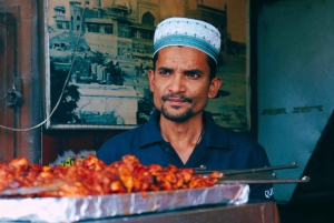 Gatumat och kryddmarknad i Old Delhi
