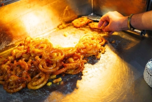 Gatumat och kryddmarknad i Old Delhi