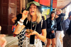 Gatumat och kryddmarknad i Old Delhi