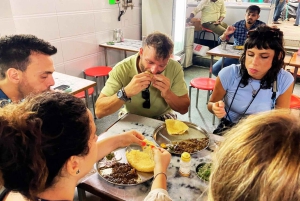 Gatumat och kryddmarknad i Old Delhi