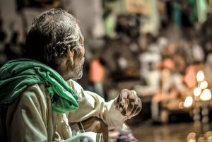 Visita nocturna a Benarés desde Delhi