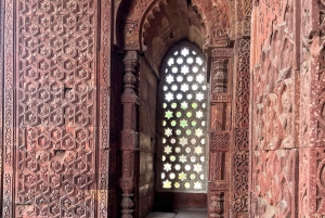 クトゥブ遺跡とメヘラウリ遺跡公園のガイド付きツアー