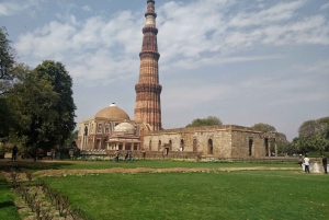 クトゥブ遺跡とメヘラウリ遺跡公園のガイド付きツアー