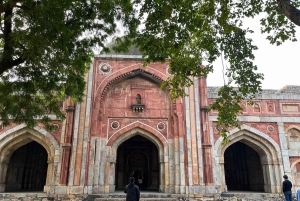 クトゥブ遺跡とメヘラウリ遺跡公園のガイド付きツアー