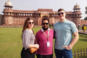 Tour di mezza giornata del Taj Mahal, del Forte di Agra e del Baby Taj in auto