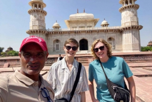 Tour di mezza giornata del Taj Mahal, del Forte di Agra e del Baby Taj in auto