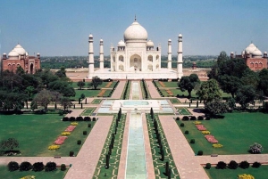 Agra: Taj Mahal Guided Tour with Fast Track Entry