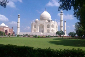 Agra: Taj Mahal Guided Tour with Fast Track Entry