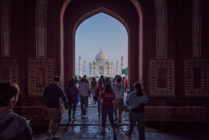 Taj Mahal : Visite en groupe partagé avec transfert depuis New Delhi