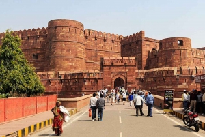 Taj Mahal Wschód lub zachód słońca w nocy