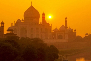 Taj Mahal Wschód lub zachód słońca w nocy