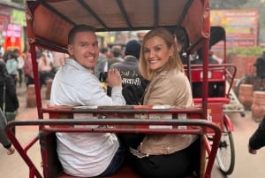 Temples, Bazaars & FoodTasting in OldDelhi with female Guide