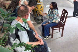 Temples, Bazaars & FoodTasting in OldDelhi with female Guide