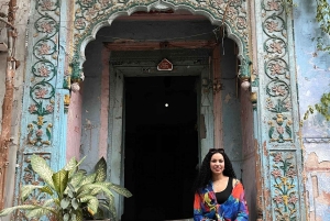 Temples, Bazaars & FoodTasting in OldDelhi with female Guide