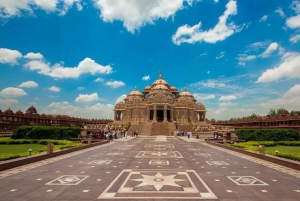 Wycieczka z przewodnikiem do Swaminarayan Akshardham i transfery Delhi