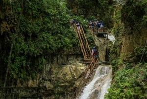 7 cascadas + comida típica