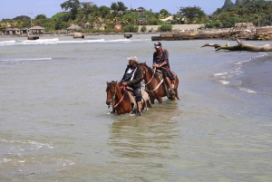 Passeggiata a cavallo sulla spiaggia con campagna