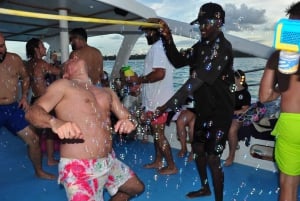 Punta Cana: Catamaran Party Cruise with Open Bar and Snacks