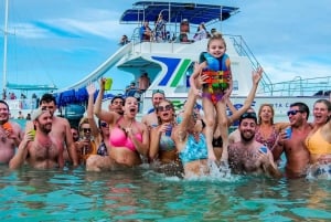 Catamaran party Boat con open bar y snorkeling en punta cana