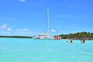 Retki Saonan saarelle Punta Canasta lounaalla ja avoimella baarilla varustettuna