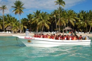 Bayahíbesta: Saona Island Catamaran Cruise with Buffet