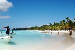 Bayahíbesta: Saona Island Catamaran Cruise with Buffet