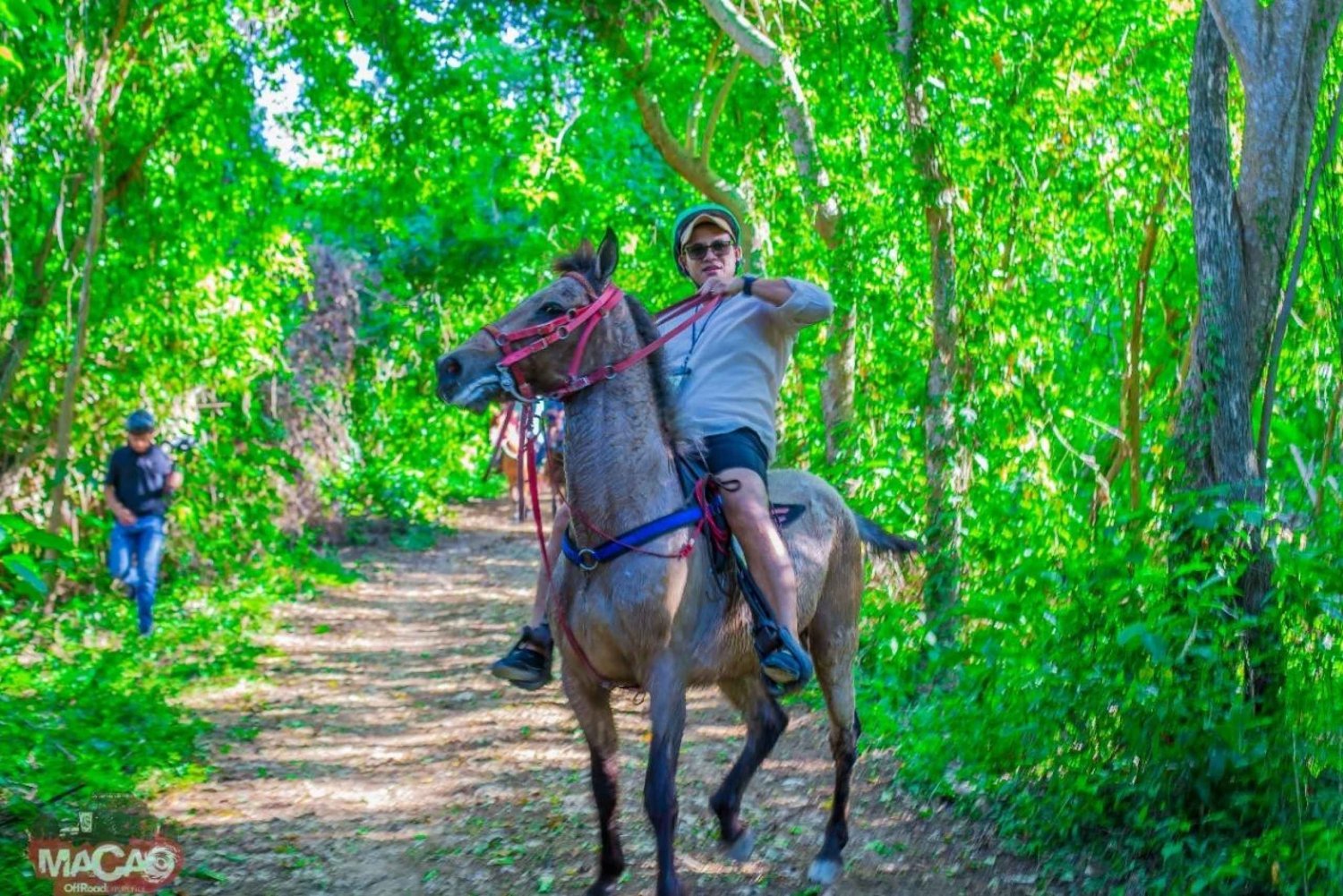 Passeio a cavalo + Visita às compras grátis.