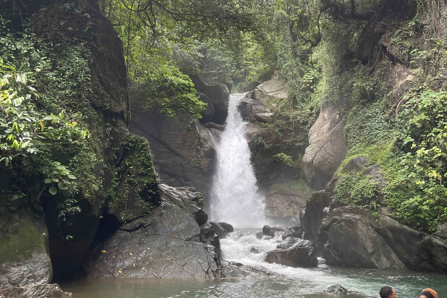 Geheime paradijselijke waterval in de buurt van de stad